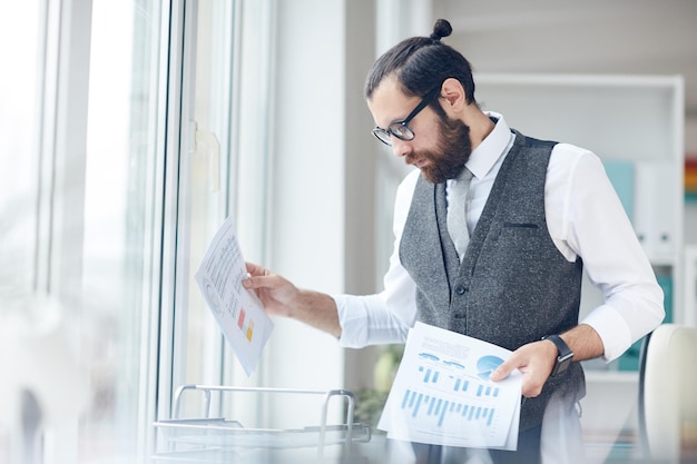 Trouver des papiers d'affaires au bureau