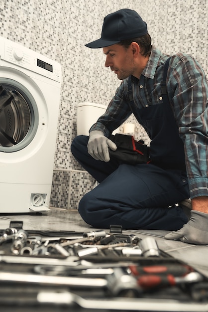 Trouver une solution plombier réparant machine à laver