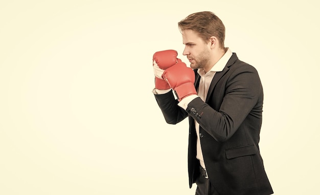 Trouvez un combattant en vous en ce moment Homme d'affaires en pose de boxe Homme professionnel en gants de boxe