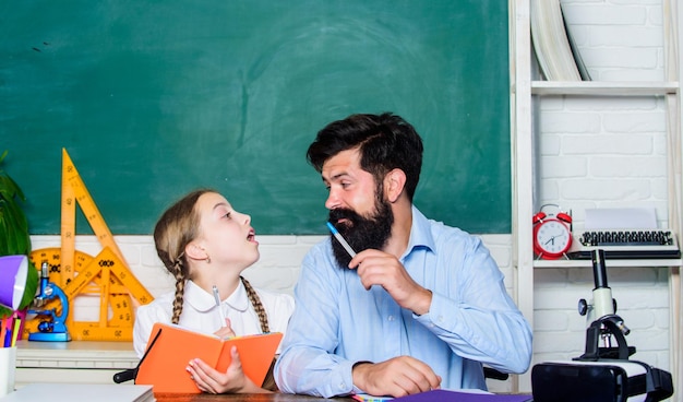 Trouvez un copain pour vous aider à étudier Leçon privée Professeur d'école et écolière Compétences pédagogiques Pédagogue talentueux Travaillez ensemble pour accomplir plus Pédagogue barbu Enseignement à domicile avec le père