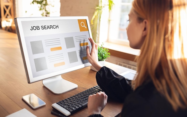 Trouvez un emploi en ligne. Concept d'entreprise, d'internet et de réseautage.