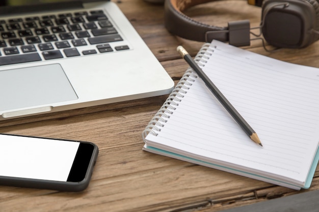 trucs de bureau avec un portable et un casque d&#39;écoute