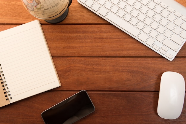 trucs de bureau sur la table, lieu de travail, vue de dessus