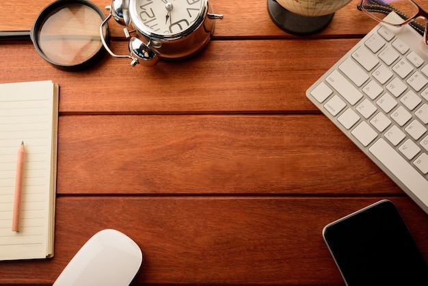 Photo trucs de bureau sur la table, lieu de travail, vue de dessus