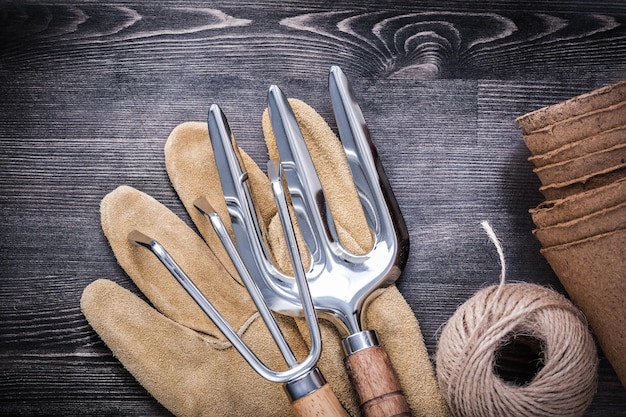 Truelle fourche râteau gants de sécurité écheveau de corde pots de tourbe