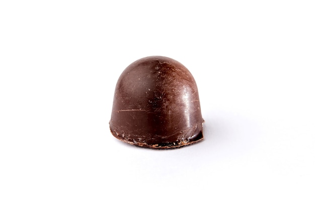 Truffe au chocolat maison sur fond blanc.