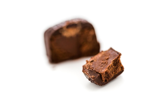 Truffe végétalienne au chocolat noir 64% Gourmet sur fond blanc.