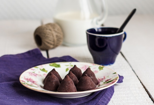 Truffes Au Chocolat Bonbon Sucré Sur Fond Blanc