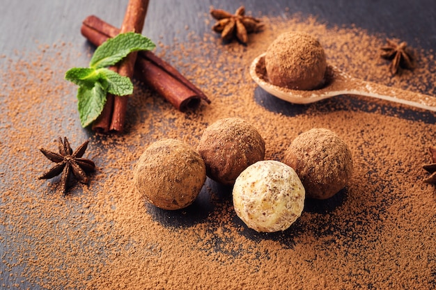 Truffes au chocolat, Bonbons au chocolat à la truffe avec de la poudre de cacao.Balles énergétiques fraîches faites maison avec du chocolat.Truffes assorties gourmandes faites par le chocolatier.Des morceaux de chocolat et de grains de café