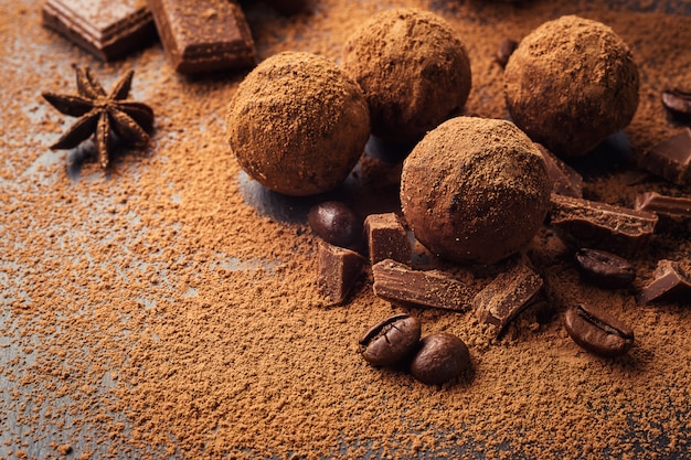 Truffes au chocolat, Bonbons au chocolat à la truffe avec de la poudre de cacao.Balles énergétiques fraîches faites maison avec du chocolat.Truffes assorties gourmandes faites par le chocolatier.Des morceaux de chocolat et de grains de café