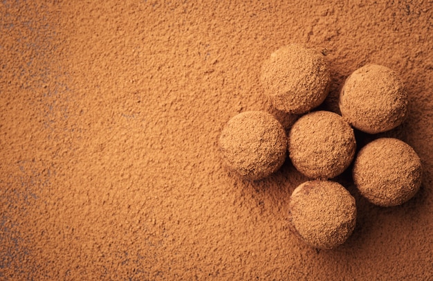 Truffes au chocolat, Bonbons au chocolat à la truffe avec de la poudre de cacao.Balles énergétiques fraîches faites maison avec du chocolat.Truffes assorties gourmandes faites par le chocolatier.Des morceaux de chocolat et de grains de café