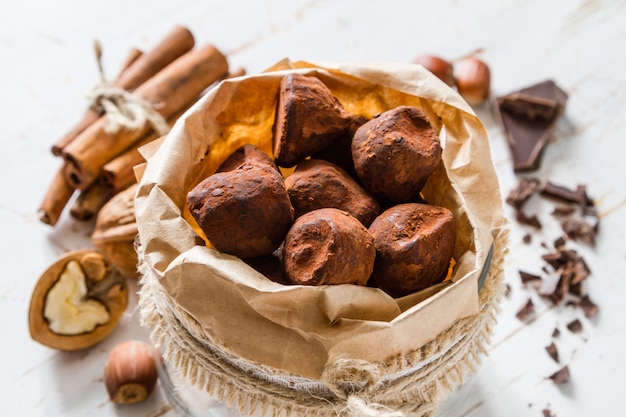 Truffes au chocolat, bonbons et ingrédients