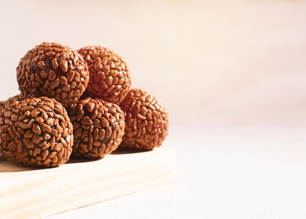 Truffes au chocolat brésiliennes, brigadeiros, fond, vue latérale, fond blanc, concentré, isolé