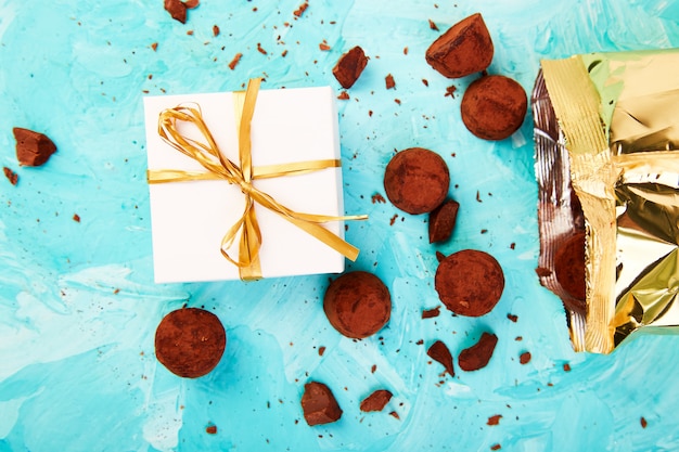 Truffes au chocolat glissent dans une boîte de luxe dorée