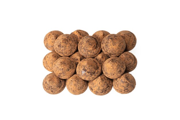 Truffes au chocolat isolées sur fond blanc. Bonbons au chocolat.