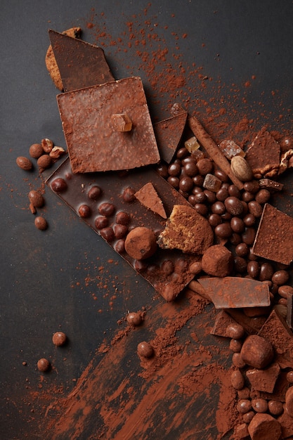 Truffes au chocolat de luxe sur une surface en marbre noir.