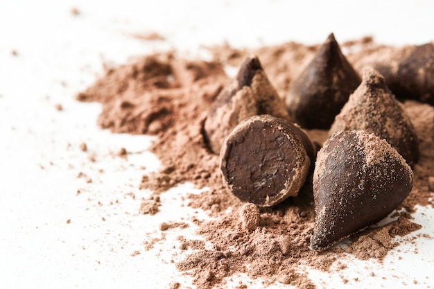 Truffes au chocolat maison isolés sur blanc, espace copie