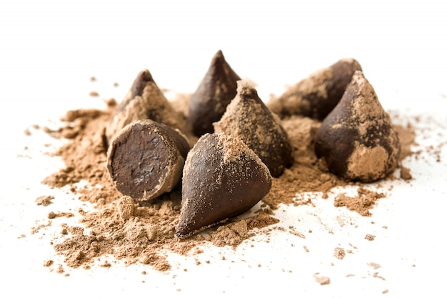 Truffes au chocolat maison isolés sur blanc