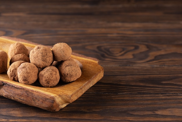 Truffes au chocolat maison sur une table en bois