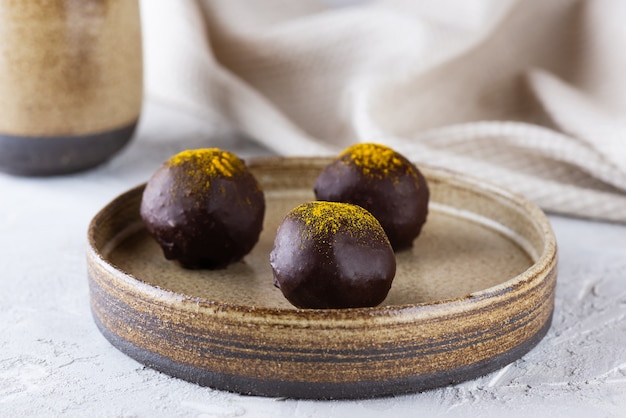 Truffes au chocolat à l'orange et au curcuma sur une assiette