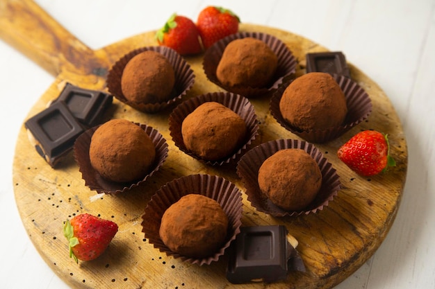 Truffes au chocolat de qualité supérieure avec des fraises.