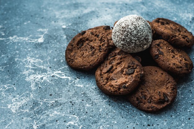 truffes au chocolat sur table en pierre