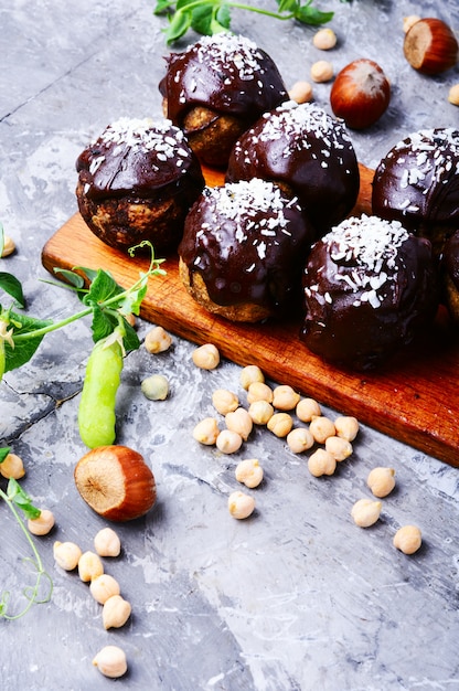 Truffes au chocolat végétaliennes saines faites maison