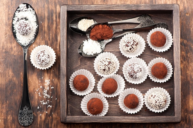 Truffes de bonbons au chocolat dans une boîte en bois