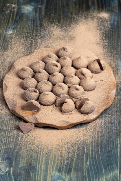 Truffes de bonbons au chocolat sur une planche de bois