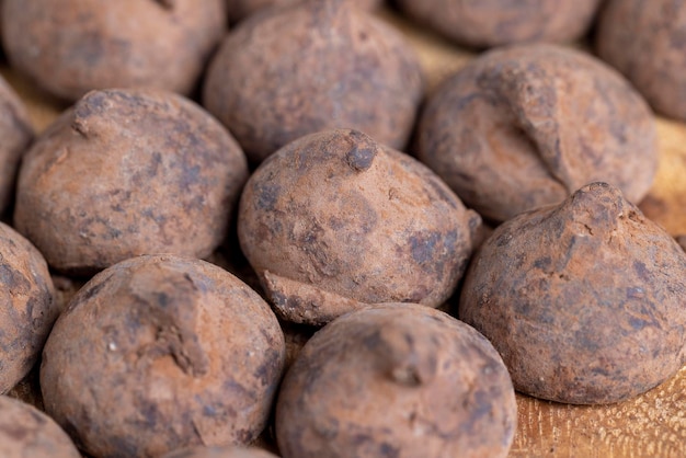 Truffes de bonbons au chocolat sur une planche de bois