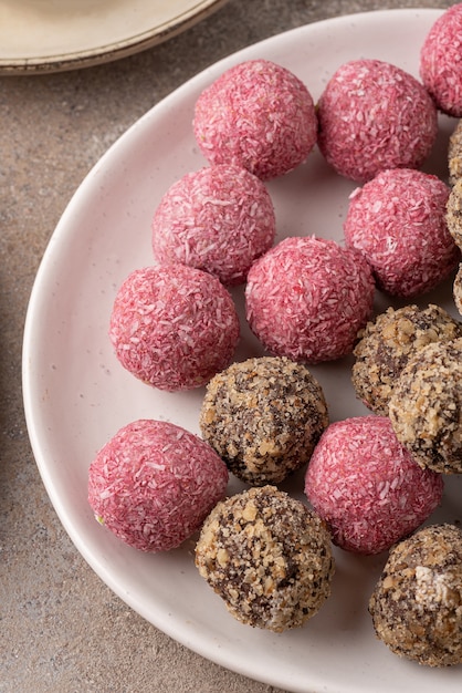 Truffes framboises-noix de coco et truffes au chocolat