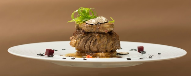 Truffes tranchées sur un steak grillé, du bœuf et du porc, avec légumes et sauce