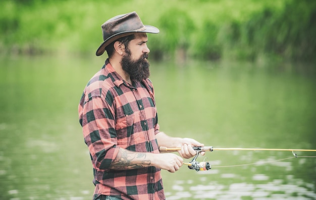 Truite brune capturée dans un filet de pêche pêcheur à la mouche utilisant une canne à pêche à la mouche dans un bel angle de rivière