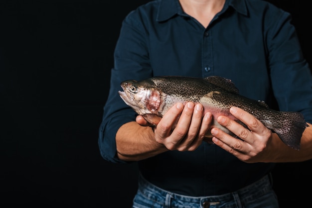 Truite dans les mains des hommes gros plan