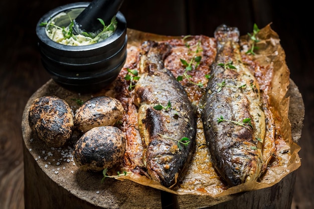 Truite fraîche et pommes de terre aux herbes et beurre