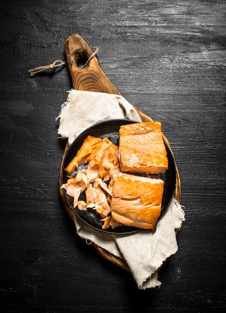 Truite frite dans l'ancienne assiette sur la planche