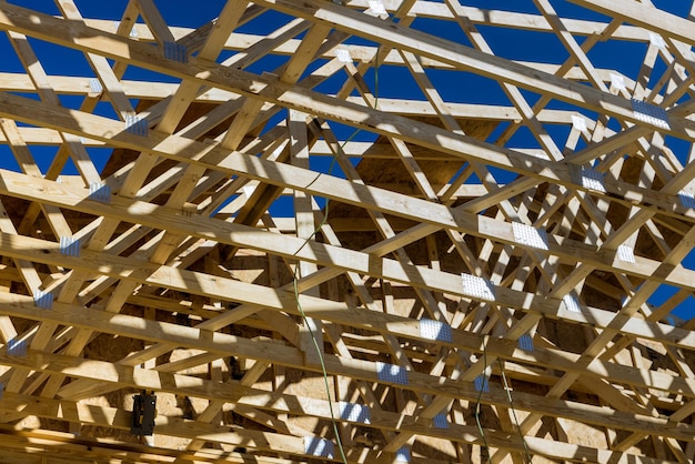 Trusses de toit recouvertes d'un cadre de poutres en bois pour la construction de condominiums