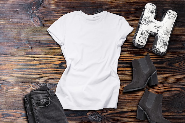 Photo tshirt blanc à plat, vêtements et chaussures sur fond de bois