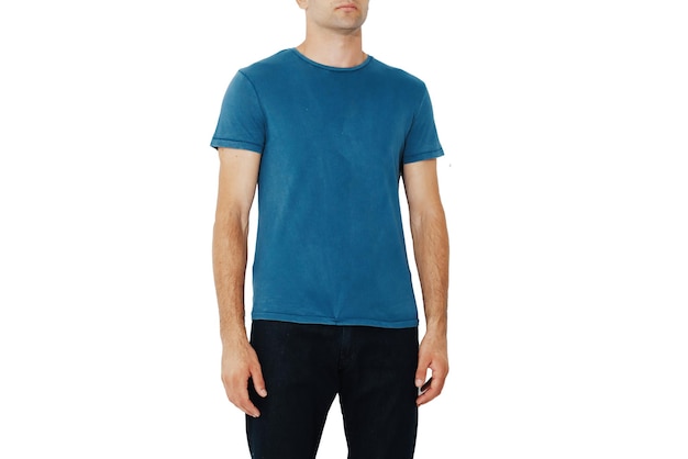 Tshirt bleu foncé sur une disposition d'homme isolé sur un espace de copie de fond blanc