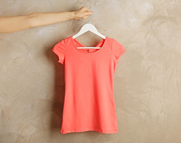 Tshirt corail blanc sur fond grunge