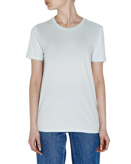 Tshirt femme sur un modèle sur fond blanc isolé