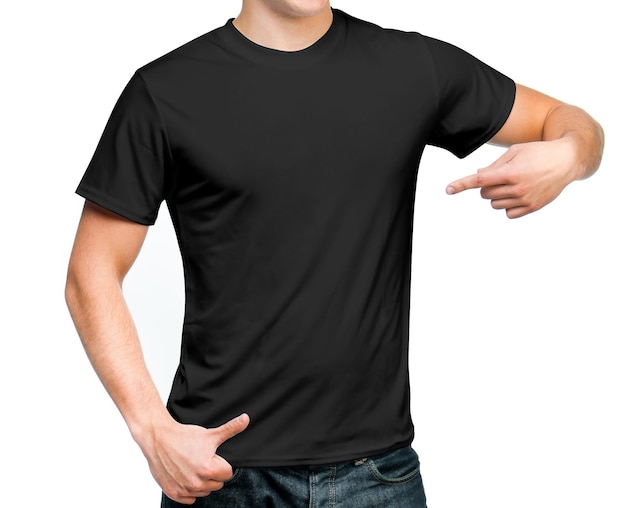 Tshirt noir sur un jeune homme isolé prêt pour votre conception