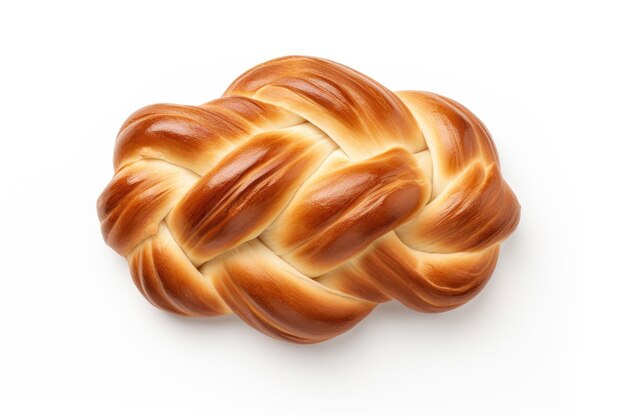 Tsoureki cozonac de Pâques sur fond blanc tressé autour d'une brioche et d'une challah traditionnelle vue du haut