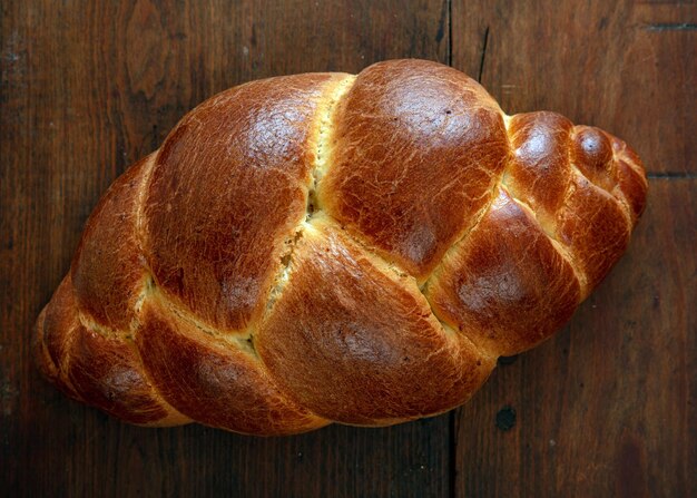 Le tsoureki de Pâques est un pain sucré sur fond de bois.