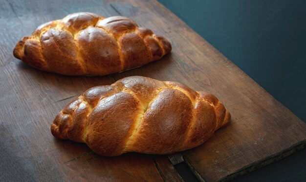 Le tsoureki de Pâques est un pain sucré sur fond de bois.