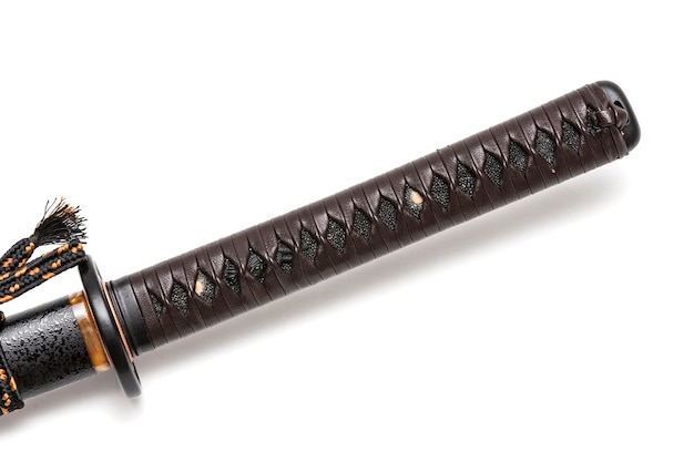 Tsuka: Manche d&#39;épée japonaise. Cordon en peau de raie noire et cuir marron avec fixation en acier.