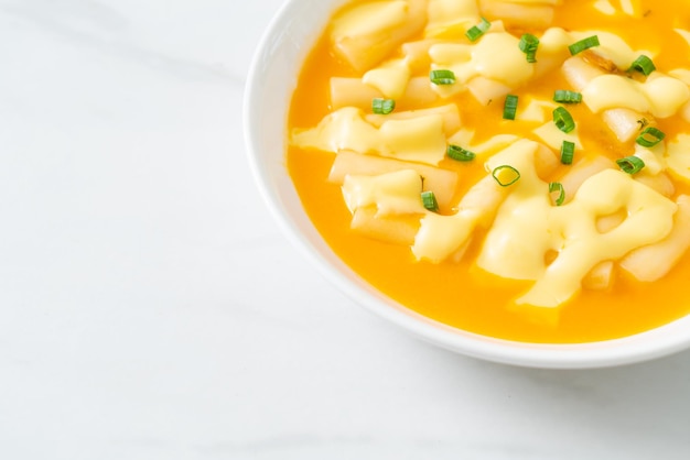 tteokbokki au fromage ou gâteau de riz coréen au fromage - style de cuisine coréenne