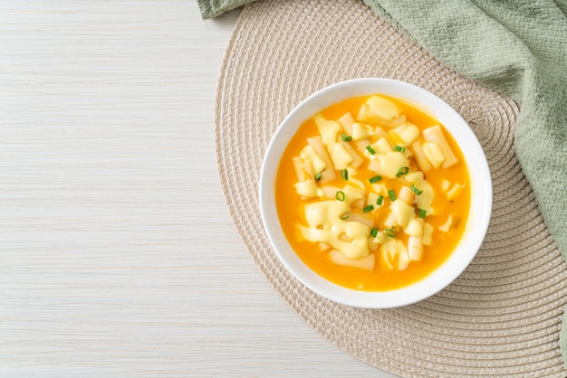 Tteokbokki au fromage ou gâteau de riz coréen au fromage