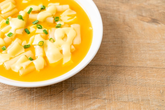 Tteokbokki au fromage ou gâteau de riz coréen au fromage