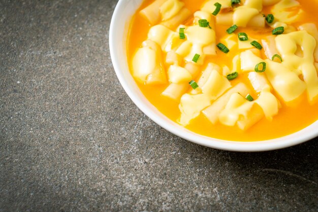 Tteokbokki au fromage ou gâteau de riz coréen au fromage